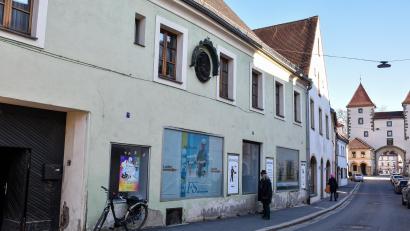 Bild: Stephan Huber
Die ehemalige Eisenwarenhandlung Platzer in der Oberen Nabburger Straße in Amberg. Idyllisch gelegen, direkt neben dem Nabburger Tor. Die Amberger Wohnwertbau hat das Anwesen jetzt gekauft und will hier Wohnungen schaffen.