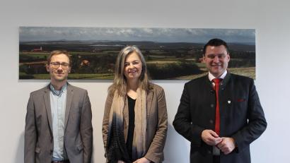 Bild: Andrea Haas, Landratsamt Schwandorf/exb
Mint-Managerin Brunhild Thomes (Mitte) spricht mit Landrat Thomas Ebeling (rechts) und Florian Schmid (links) von der Lernenden Region Schwandorf über ihre Ziele.