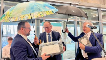 Bild: Gabi Schönberger
Jeweils einen Schirm des Landkreises und der Stadt Kemnath überreichten Landrat Roland Grillmeier und Bürgermeister Roman Schäffler an Schulleiter Holger König (von rechts). Dazu gab es noch ein Porzellanbild.