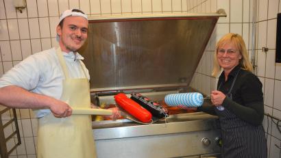 Bild: jr
Seit 2019 stehen Sebastian Rosner und seine Mutter Jutta in der Führungsverantwortung der Metzgerei Rosner, sie setzen die jahrhundertealte Tradition des Familienbetriebs fort, hier bei der Arbeit in der Wurstküche.