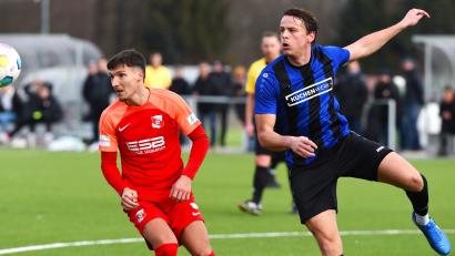 Archivbild: G. Büttner
Felix Behnke (rechts) und die SpVgg SV Weiden schafften ein 3:3 gegen die SpVgg Hankofen-Hailing aus der Regionalliga. Gegen den tschechischen Drittligisten TJ Jiskra Domazlice soll der erste Sieg der Vorbereitung her.