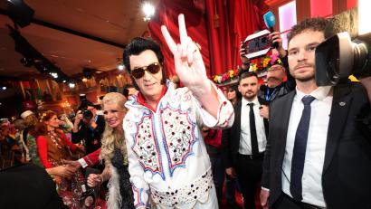 Bild: Karl-Josef Hildenbrand/dpa
Markus Söder (CSU), Ministerpräsident von Bayern, als Elvis Presley verkleidet, und seine Frau Karin Baumüller-Söder kommen zur "Fastnacht in Franken".