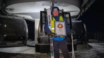 Bild: Skiresort.de/dpa
Oliver Kern am Ende eines langen Skitags mit seiner Rekord-Urkunde: 101 verschiedene Lifte ist er gefahren.