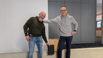 Bild: Wolfgang Würth
Gute Verbindung: Josef Reger (links) hält ein Muster von Walter Franks Schaumglas-Boden-Material an ein Muster seiner Massivholz-Wände.