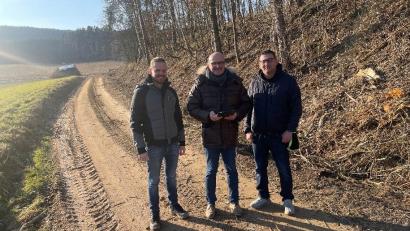Bild: Anton Köppl/exb
Erster Bürgermeister Maximilian Beer, Matthias Vogl von der Firma Seebauer und Volker Schneeberger (VG Neunburg) begutachten die Baustelle, auf der die Freischneidearbeiten bereits beendet sind.
