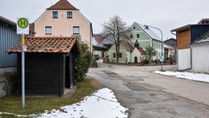 Bild: Stephan Huber
Die Ortschaft Mertenberg bei Schnaittenbach soll ein neues Ortsbild erhalten. Im Zuge der einfachen Dorferneuerung soll unter anderem das alte Bushäuschen (links) abgerissen und an anderer Stelle ein neues errichtet werden.