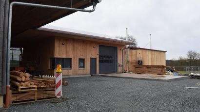 Bild: bnr
Zu den großen Investitionen der Vergangenheit gehört der neue Bauhof mit dem angeschlossenen Heizhaus für die Nahwärmeversorgung (rechts im Bild). Die Arbeiten können heuer abgeschlossen werden.