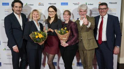 Bild: Stiftung Lesen / Sascha Radke 
Oliver Mommsen (Lesebotschafter, von links), Ruth Neumann, Theresa Fischer, Katja Sauermann (Regionalbibliothek Weiden), Christian Kipper (Geschäftsführer Deutsche Fernsehlotterie) und André Stahl (Deutscher Städtetag Präsidium) bei der Preisübergabe des Deutschen Lesepreises an die Regionalbibliothek Weiden.
