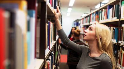 Bild: Markus Hibbeler/dpa
In die Bibliothek setzen und Stoff nachlesen? Beim Lernen für eine Prüfung bringt einen das nur bedingt voran.