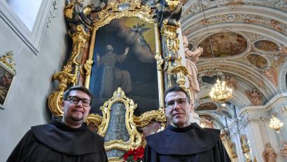 Bild: Stephan Huber
Pater Seraphin und Pater Clemens (von links) freuen sich nicht nur über ihre Baumpflanzaktion, sondern auch über den Seitenaltar zu Ehren ihres Ordensheiligen Franziskus in der Bergkirche, der Anlass zu diesem besonderen "Spatenstich" am Mariahilfberg gibt.