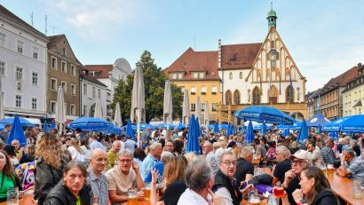 Symbolbild: Petra Hartl
Am Altstadtfest in Amberg spielt auch heuer die Musik länger. Das sind Entscheidungen, die sich auch die Politik nicht leicht macht, kommentiert Wolfgang Ruppert.