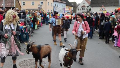 Archivbild: mrr
Am Faschingssonntag, 2. März, schlängelt sich wieder der Gaudiwurm durch Rieden, allen voran der Wagner Max mit seinen Helferinnen und dem Goasbock.