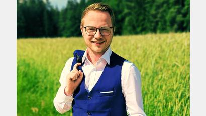 Bild: Stephan Schlögl/exb
Der Tenor Stephan Schlögl ist Mitglied des Ensembles Stimmen der Berge und kommt im Mai solo nach Schönsee.