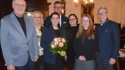 Bild: Kunz
Der Vorstand des Stadtmarketing Weiden verabschiedet seine langjährige Geschäftsführerin und begrüßt deren Nachfolgerin. Von links: Vorsitzender Lothar Höher, Kassiererin Dagmar Nachtigall, Andrea Schild-Janker, stellvertretender Vorsitzender Stephan Wanninger, Geschäftsführerin Marlene Weiß, Mitarbeiterin Sabrina Kreuzer und Bürgermeister Reinhold Wildenauer.