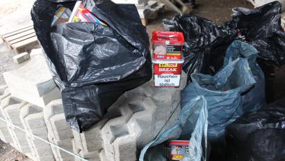 Bild: PP OPf
Nach der Festnahme der mutmaßliche Einbrecher entdeckten die Polizeibeamten versteckt zwischen Müllcontainern Abfallsäcke mit Tabakwaren, die zum Diebesgut gehören könnten.