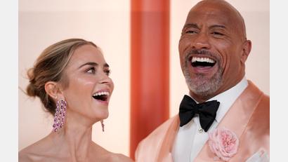 Bild: Ashley Landis/Invision/AP/dpa
Emily Blunt und Dwayne Johnson wollen mit Leonardo DiCaprio drehen. (Archivbild)