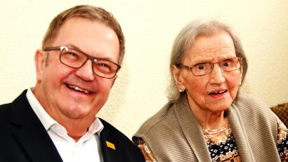 Bild: gf
Gegen neue Haxn hätte sie nichts einzuwenden, meinte die 95-jährige Kathaina Kampe (rechts), als ihr Bürgermeister Martin Preuß mit einigen Euro Stadtgeld zum 95. Geburtstag gratulierte.