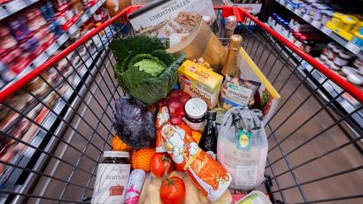 Symbolbild: Rolf Vennenbernd/dpa
Die Polizei sucht nach zwei Unbekannten, die Pralinen im Wert von 1.000 Euro in ihren Einkaufswagen gelegt haben und verschwunden sind - ohne zu bezahlen.