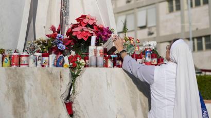 Archivbild: Alessandra Tarantino/AP/dpa
Die achte Nacht des Papstes im Krankenhaus ist nach Angaben des Vatikans ohne Komplikationen verlaufen.
