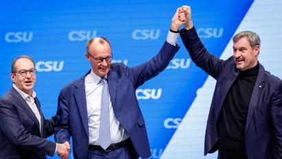 Archivbild: Daniel Karmann/dpa
Bereits beim kleinen CSU-Parteitag in Nürnberg hatten sich die Spitzen der Union gegenseitig auf der Bühne gefeiert und die Tage bis zur Regierungsübernahme gezählt.