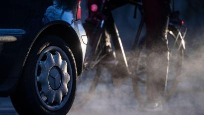 Symbolbild: Marijan Murat/dpa
Zeugen riefen die Polizei, weil ein Radfahrer ein Auto angehalten und auf den Fahrer eingeschlagen hatte.