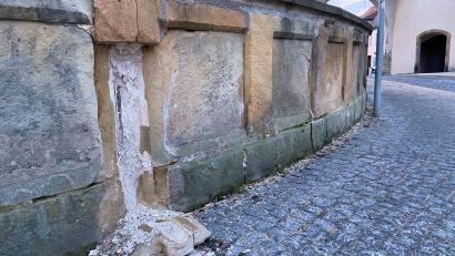 Bild: Andreas Ascherl
Die Brücke über den Amberger Stadtgraben beim Nabburger Tor Anfang Februar 2025. Erneut ist ein größeres Stück Sandstein und Mörtel aus der Brüstung gebröckelt.