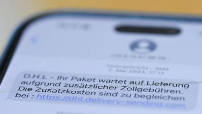 Bild: Wolf von Dewitz/dpa-Zentralbild/dpa
Die Deutsche Telekom will vom 1. April an betrügerischen SMS blockieren.