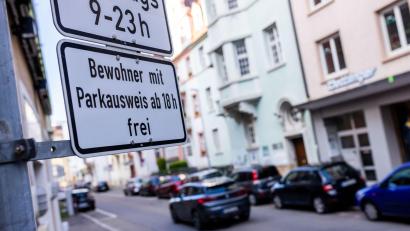 Archivbild: Philipp von Ditfurth/dpa
Mehr als 30,70 Euro pro Jahr dürfen bayerische Kommunen nicht für Anwohnerparkausweise verlangen.