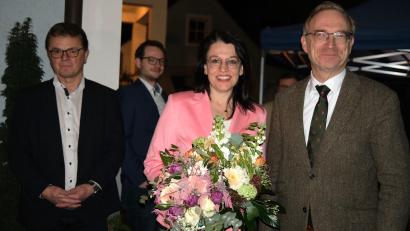 Bild: Hirsch
Strahlende Gesichter bei der CSU: Martina Englhardt-Kopf (Zweite von rechts) hat bei der Bundestagswahl am Sonntag das Direktmandat im Wahlkreis Schwandorf gewonnen. Dazu gratulieren Kreisvorsitzender Alexander Flierl (rechts) und Neunburgs Bürgermeister Martin Birner (links).