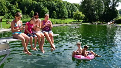 Archivbild: Petra Hartl
Im Naturbad Königstein lässt es sich im Sommer wunderbar aushalten. Von manchen Umbauten ist jedoch nicht jeder begeistert. Das kam bei der Bürgerversammlung auch zur Sprache.