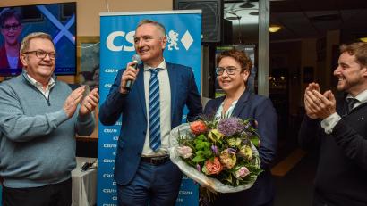 Bild: Stephan Huber
Bei der Wahlparty der CSU in der Alten Kaserne in Amberg dankte Landtagsabgeordneter Harald Schwartz Susanne Hierl mit einem Blumenstrauß für ihren Einsatz im Wahlkampf. Auch Kreisrat und Ambergs Zweiter Bürgermeister Martin Preuß sowie der Amberger CSU-Fraktionssprecher Matthias Schöberl applaudieren.