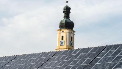 Archivbild: picture alliance / dpa
So sollte es nach dem Plan der Staatsregierung bis 2025 auf allen geeigneten staatlichen Dächern aussehen: Solarmodule produzieren klimafreundlichen Strom.