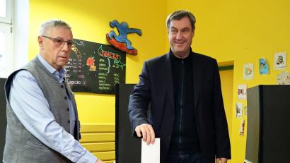 Bild: Daniel Karmann/dpa
Für Markus Söder gehört der Gang ins Wahllokal zu jeder Wahl dazu. Briefwahl mag der CSU-Chef nicht so gerne.