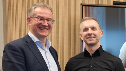 Bild: Hirsch
Der am 31. Dezember 2024 aus dem Amt geschiedene Bürgermeister von Schwarzach, Franz Grabinger (links), gratuliert seinem Nachfolger Michael Wilfahrt.