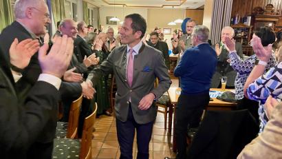 Bild: Gabi Schönberger
Albert Rupprecht (CSU) lässt sich bei der Wahlparty für seinen Sieg bejubeln.
