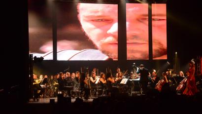 Bild: Kunz
Das Symphonic Orchestra unter Leitung von Sergii Cherniak spielt die Titelmusik aus "Gladiator". Im Hintergrund werden Szenen aus dem Film gezeigt.
