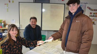 Bild: jr
Simon Stettner gibt seine Wahlbenachrichtigung an Marina Koch, der ausweist, dass er wahlberechtigt ist.
