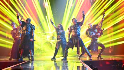 Bild: -/ RTL+/dpa
Mit einem Spektakel brachte die Mittelalter-Rockband Feuerschwanz die Juroren im deutschen ESC-Vorentscheid zum Rätseln.