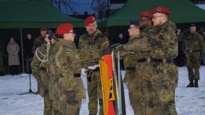 Bild: bö
29 Rekruten aus der Schweppermann-Kaserne legen in Ebermannsdorf ihr feierliches Gelöbnis ab. Einige von ihnen sprechen an der Truppenfahne stellvertretend für alle die Eidesformel.