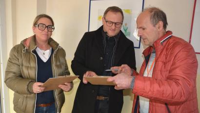 Bild: jr
Kathrin und Christoph Brand erhalten von Wolfgang Lohse (rechts) den Fragebogen der Forschungsgruppe Wahlen für die erste ZDF-Prognose. Kastl war ausgewählt worden, weil deren Ergebnis vor vier Jahren dem bundesweiten Ergebnis ähnelte.