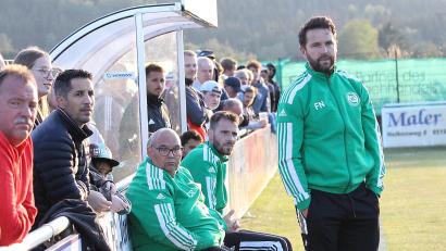 Archivbild: Peter Perzl
Trainer Frantisek Nedbaly (rechts) hat mit dem SV Mitterteich noch viel Arbeit vor sich.