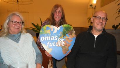 Bild: Hirsch
Karin Schmidt (Mitte) sucht für die Bewegung "Omas for Future" Verbündete im Landkreis Schwandorf.