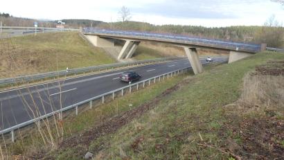 Bild: rn
Durch diesen Brückenbau schuf das Straßenbauamt eine kreuzungsfreie Zufahrt zum Naturschutzgebiet Obersee.