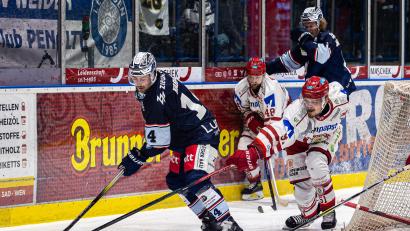 Bild: Werner Moller
James Hardie (vorne) erzielte bei seinem Heimdebüt für die Blue Devils zwei Tore. Die Weidener gewannen mit 5:2 gegen den EV Landshut und sichern sich somit Heimrecht in den Per-Play-offs.