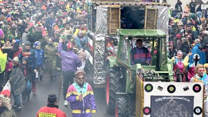 Archivbild: Stefanie Gradl
Mit Ende des Zuges werden die Zuschauermassen wieder auf den Marktplatz strömen, wo die große Faschingsparty mit der Band Grögötz Weißbir steigt.
