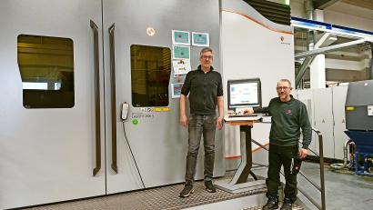 Bild: Oswald Zintl/fph
Eine Anlage hinter großen Türen: Geschäftsführer Alexander Schraml (links) mit Mitarbeiter Hubert Kellner vor der neuen Lasertexturierungsanlage.
