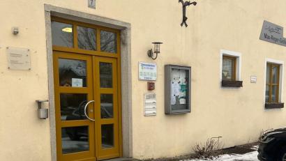 Bild: Bernhard Schindler/exb
Der Eingang des Rathauses wird im Zuge der Sanierung barrierefrei.