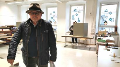 Bild: Portner
AfD-Direktkandidat Reinhard Mixl gibt seine Stimme am späten Sonntagnachmittag im Wahllokal der Gerhardinger Schule in Schwandorf ab.
