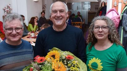 Bild: Stephan Huber
Die Wahlparty der Grünen fand in der Gasstätte Bruckmüller statt. Für den Direktkandidaten Piet Gürtler (Mitte) gab es Blumen von Hans-Jürgen Bumes und Yvonne Rösel.