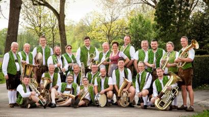 Bild: Fotostudio Hübner Weiden
Der musikalische Leiter Paul Windschüttl (von links) und Gesamtleiter Albert Grießl versprechen mit ihren bewährten Musikerinnen und Musikern beste Unterhaltung.